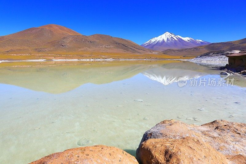 Salar de Talar和Miniques火山，Piedras rojas(红色石头)-绿松石湖反射和田园般的阿塔卡马沙漠，火山景观全景-圣佩德罗阿塔卡马，智利，Bolívia和阿根廷边境